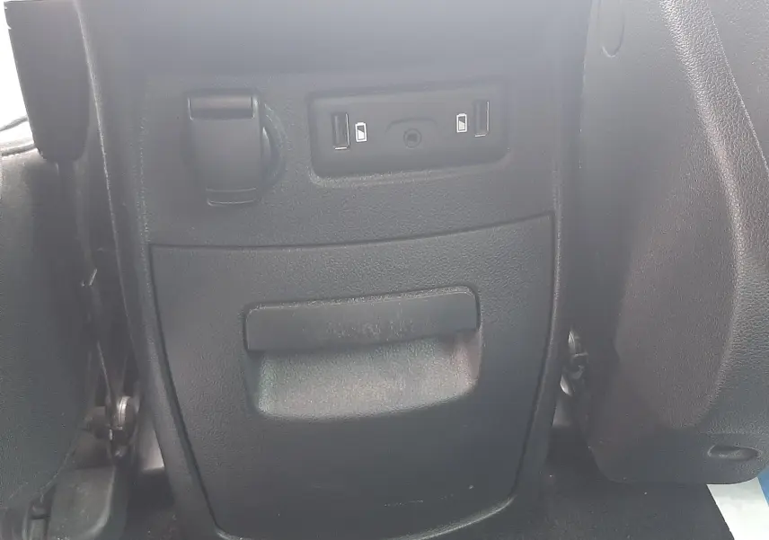 Vue rapprochée de la console arrière noire du Renault Scénic IV avec prises USB et prise 12V.