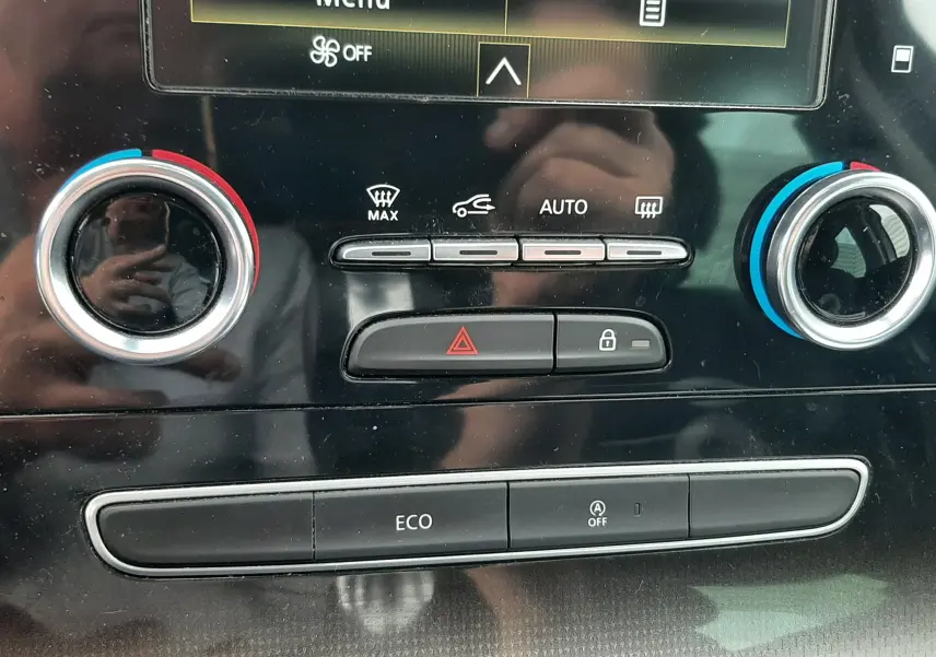 Gros plan sur la console centrale du Renault Scénic IV 1.3 TCE 140 Intens, avec commandes de climatisation et bouton ECO.