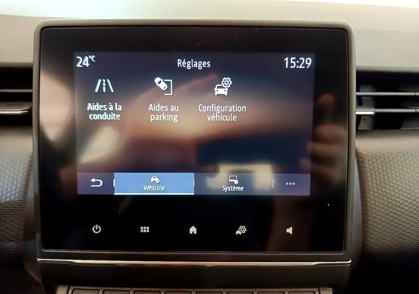 Écran tactile central affichant les réglages d’aide à la conduite dans une Renault Clio Business Blue dCi 85 de 2020.