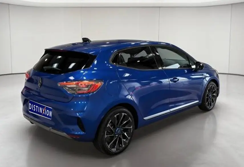 Vue 3/4 arrière droite d'une Renault Clio Esprit Alpine E-Tech 2024 bleu électrique avec jantes noires distinctives.