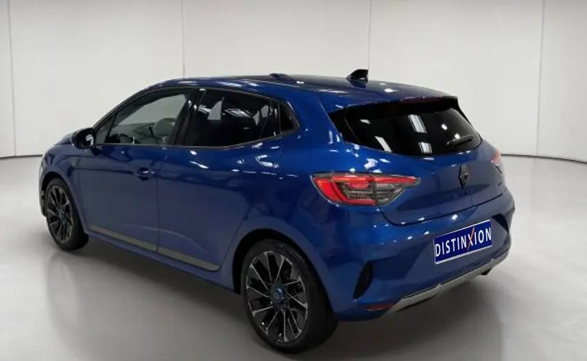 Vue 3/4 arrière droite d'une Renault Clio Esprit Alpine E-Tech 2024 bleu foncé avec jantes noires et feux LED distinctifs.