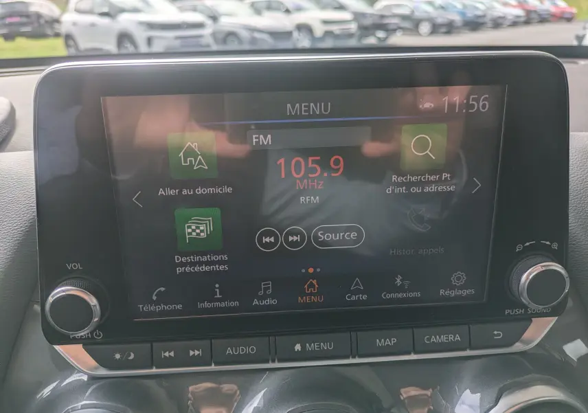 Écran tactile central du Nissan Juke rouge 2020, affichant le menu radio FM avec commandes audio visibles.