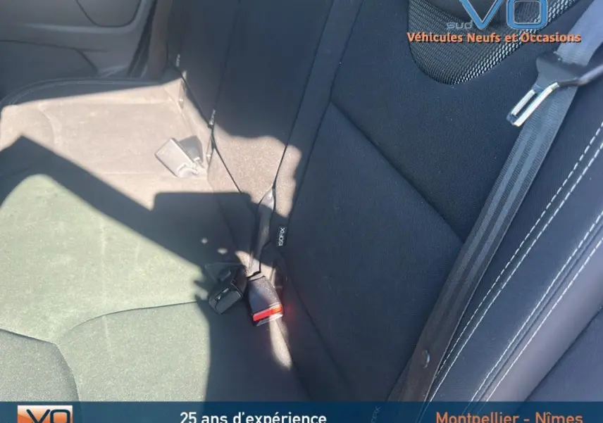 Vue rapprochée des sièges arrière noirs de la Renault Clio IV Estate Business blanche, montrant les ceintures et appuis-tête.