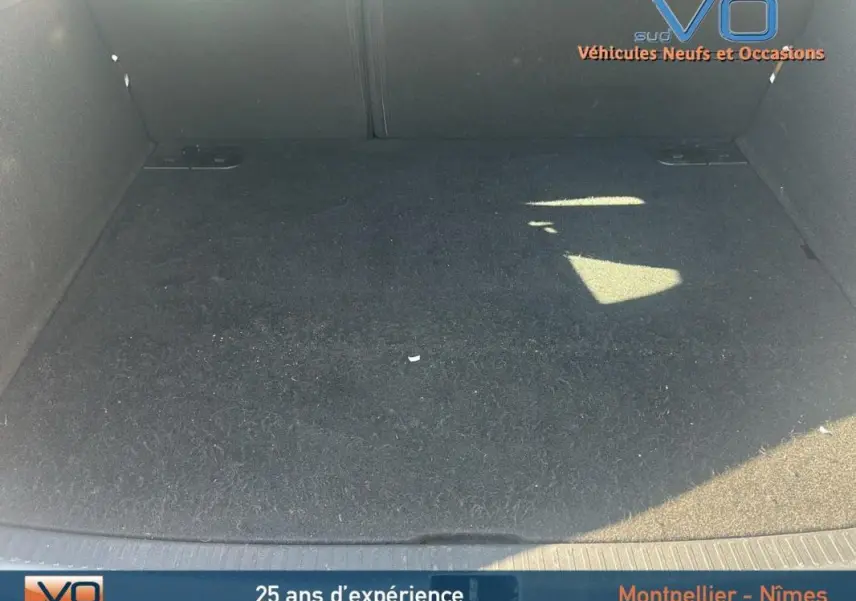 Coffre vide de Renault Clio IV Estate Business blanc, vue intérieure arrière montrant l'espace de chargement.