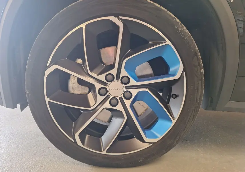 Gros plan sur la jante alliage 20 pouces noire et bleue du LYNK & CO 01 PHEV 2022, avec pneu Continental.