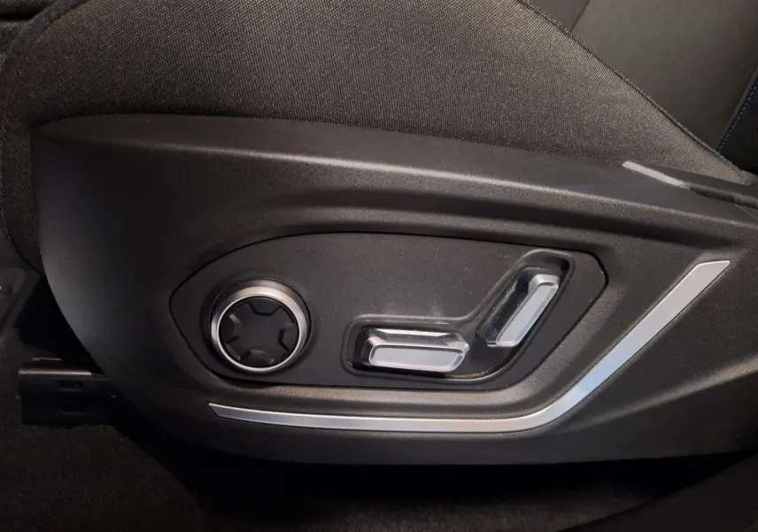 Gros plan sur les commandes électriques de réglage du siège conducteur noir du LYNK & CO 01 PHEV 2022.