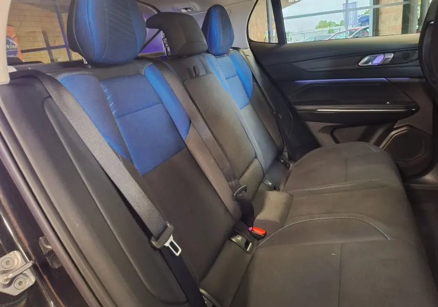 Vue intérieure côté droit sur la banquette arrière bicolore bleu et noir du LYNK & CO 01 PHEV 261 DCTH7 noir 2022.