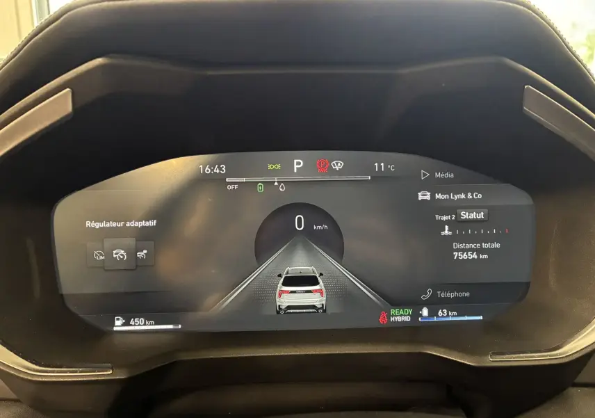 Affichage numérique du tableau de bord du Lynk & Co 01 PHEV 2022, montrant la vitesse, autonomie et régulateur adaptatif.