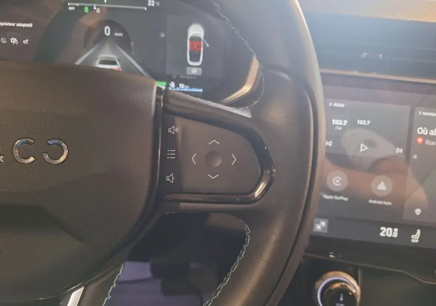 Gros plan sur le volant noir multifonctions et l'écran tactile du tableau de bord du LYNK & CO 01 PHEV 2022.