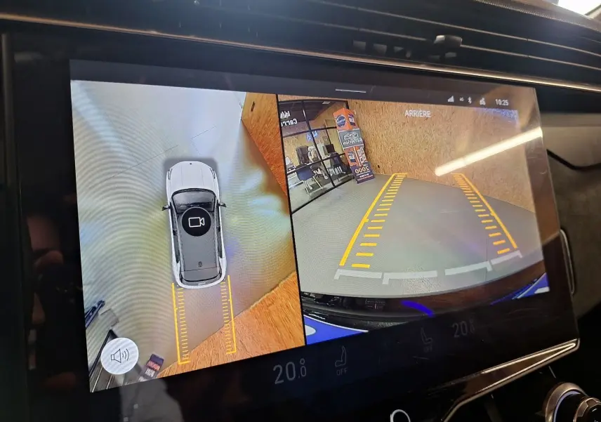 Écran intérieur affichant la caméra de recul et vue aérienne du Lynk & Co 01 noir en stationnement.