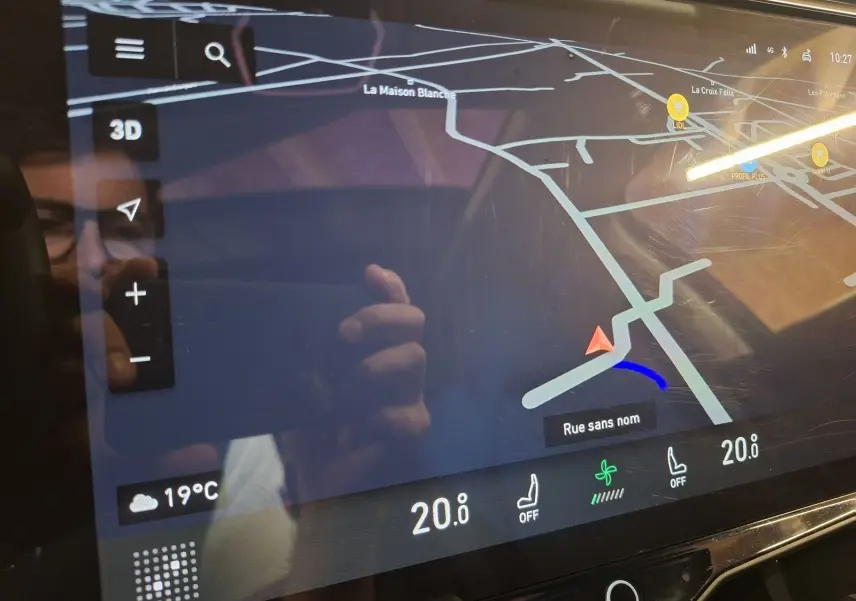 Écran tactile de navigation du Lynk & Co 01 PHEV 2022 affichant une carte et la température intérieure à 20°C.