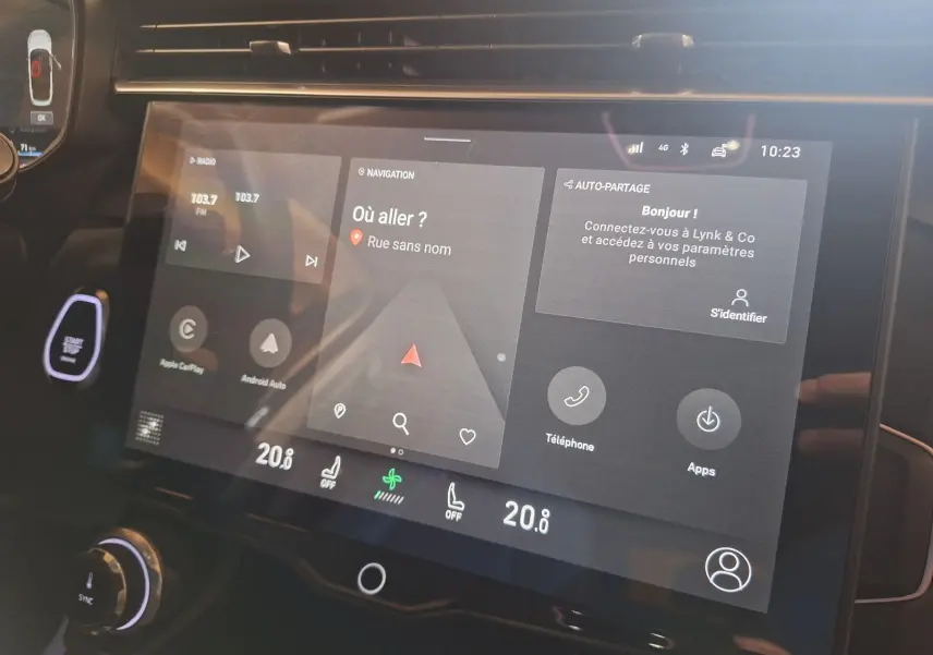 Écran tactile central du tableau de bord du Lynk & Co 01 PHEV 2022 affichant la navigation et les commandes multimédia.