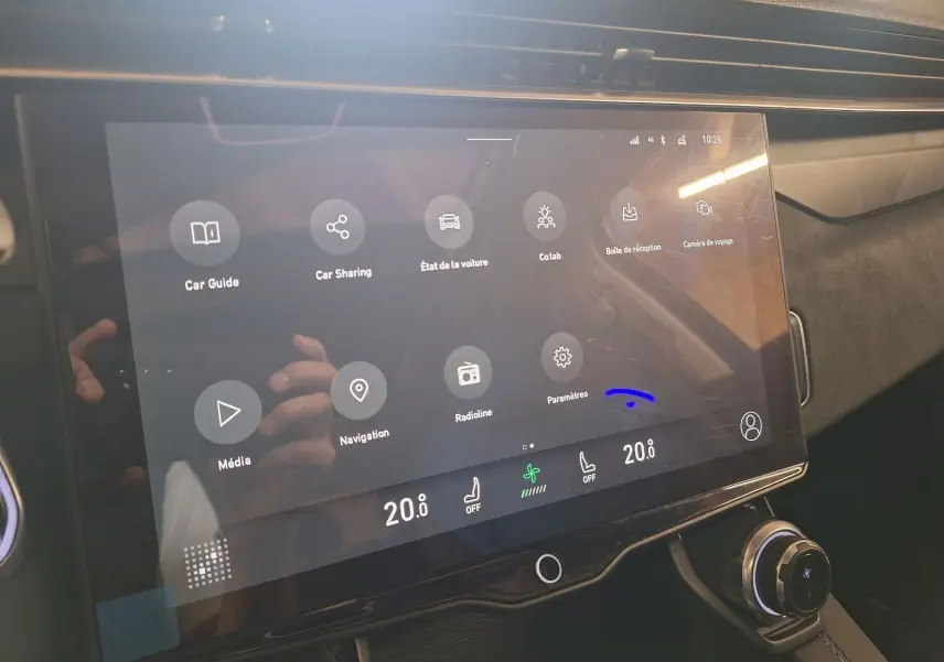 Écran tactile central du tableau de bord du Lynk & Co 01 PHEV noir, affichant les options multimédia et navigation.