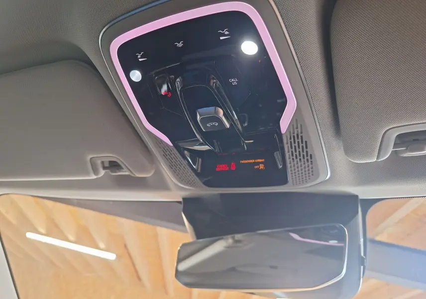 Vue intérieure du plafonnier avec commandes lumineuses et miroir intérieur du LYNK & CO 01 noir 2022.