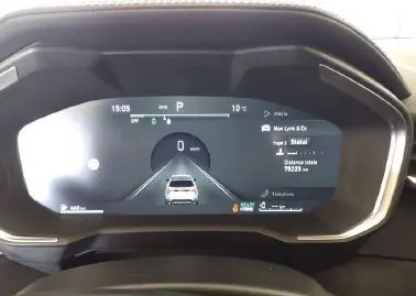 Vue 3/4 arrière droite du SUV hybride rechargeable Lynk & Co 01 noir avec feux arrière LED et jantes alliage 20 pouces.