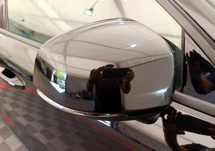 Rétroviseur extérieur droit noir brillant du Volvo XC40 T2 2020 avec clignotant intégré, vue rapprochée.