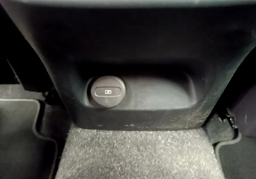 Prise 12V vue de près dans l'habitacle arrière du Volvo XC40 T2 129 Geartronic 8 Momentum noir 2020.