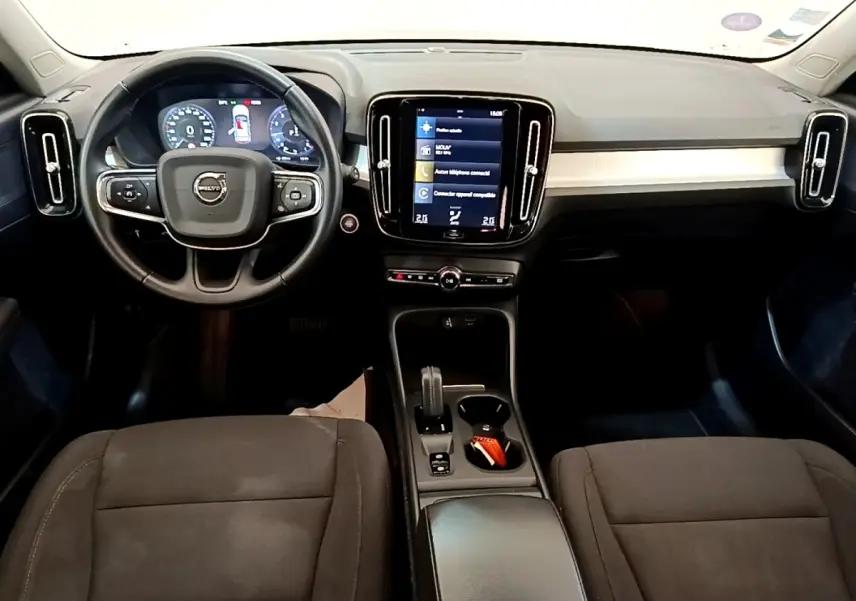 Vue intérieure avant du tableau de bord noir du Volvo XC40 T2 2020 avec écran tactile central et volant multifonctions.