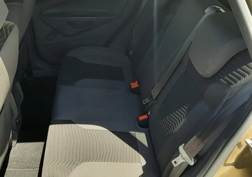 Vue intérieure côté arrière droit de la banquette arrière en tissu noir de la Ford Fiesta marron métal 2013.