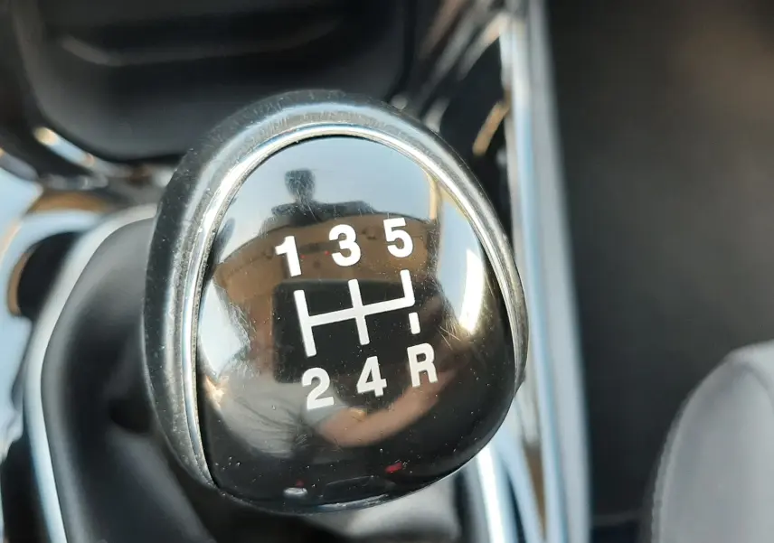 Gros plan sur le levier de vitesse manuel noir de la Ford Fiesta 1.0 EcoBoost Titanium, intérieur tissu noir.