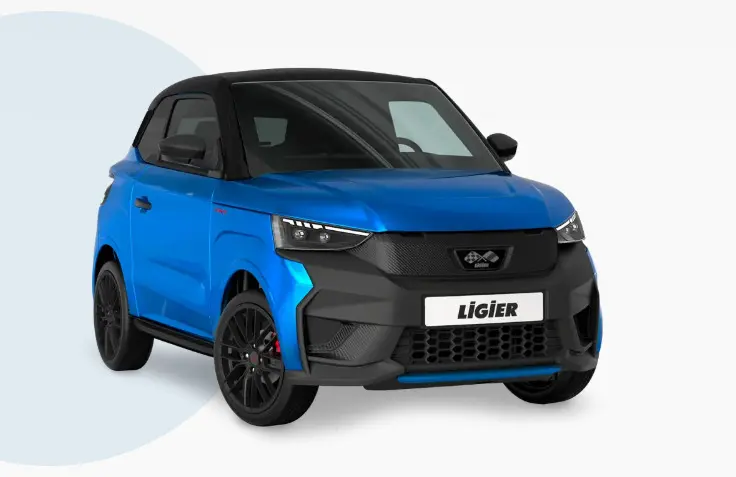 Vue 3/4 avant droite d'une LIGIER JS50 BEV 11KWH Ultimate électrique bleu avec toit noir et jantes noires mates.
