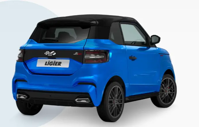 Vue 3/4 arrière droite de la LIGIER JS50 BEV 11KWH ULTIMATE bleu électrique avec toit noir et jantes alu noires mates.