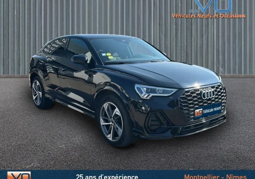 Audi Q3 Sportback noir en 3/4 avant droit, avec calandre hexagonale et jantes alliage distinctives S line.