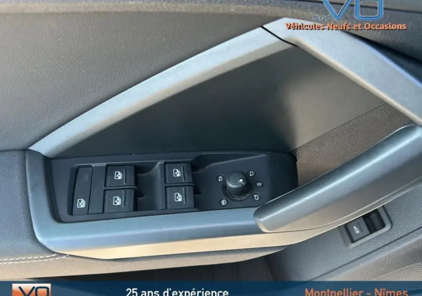 Commande des vitres et réglage des rétroviseurs sur la portière côté conducteur d'un Audi Q3 Sportback noir 2020 S line.