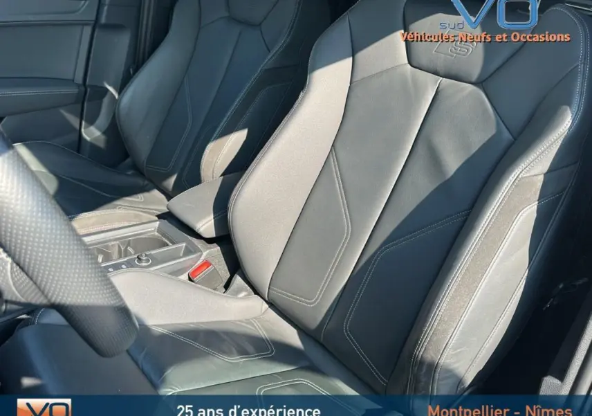 Gros plan sur les sièges avant en cuir noir avec logo S line embossé de l'Audi Q3 Sportback 2020.