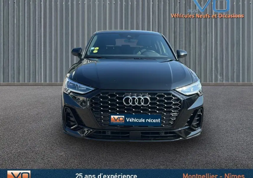 Vue frontale d'un Audi Q3 Sportback noir 2020 avec calandre hexagonale et phares LED marqués.