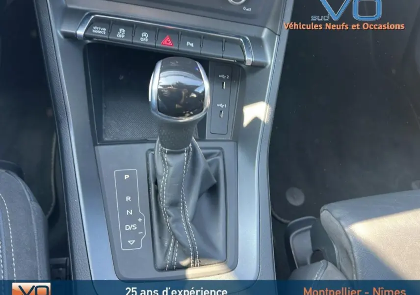 Le levier de vitesses automatique noir avec surpiqûres blanches de l'Audi Q3 Sportback 35 TDI S line 2020.