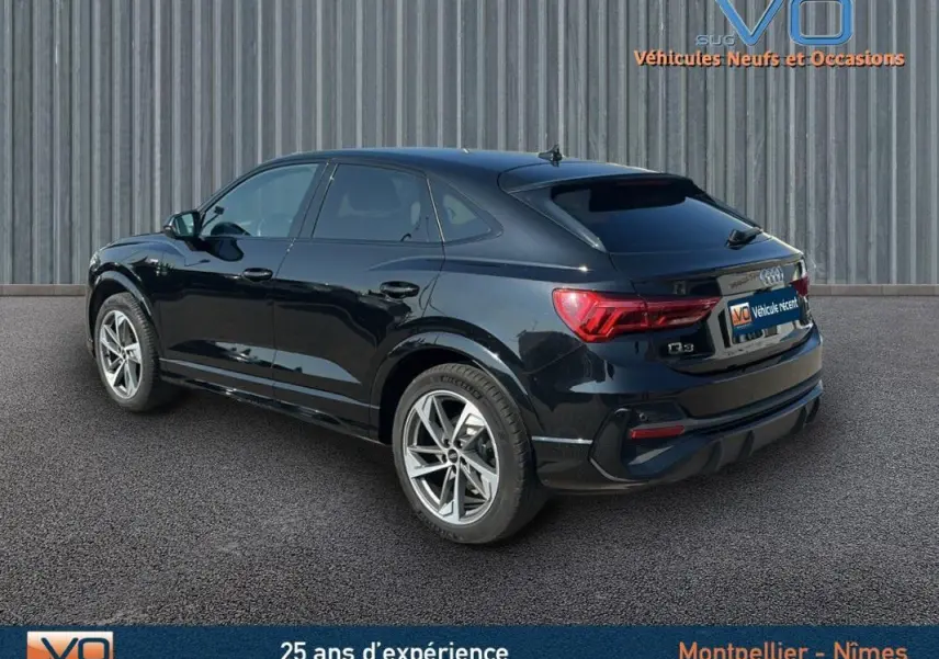 Audi Q3 Sportback noir vue 3/4 arrière droit, mettant en valeur ses lignes sportives et jantes alliage S line.