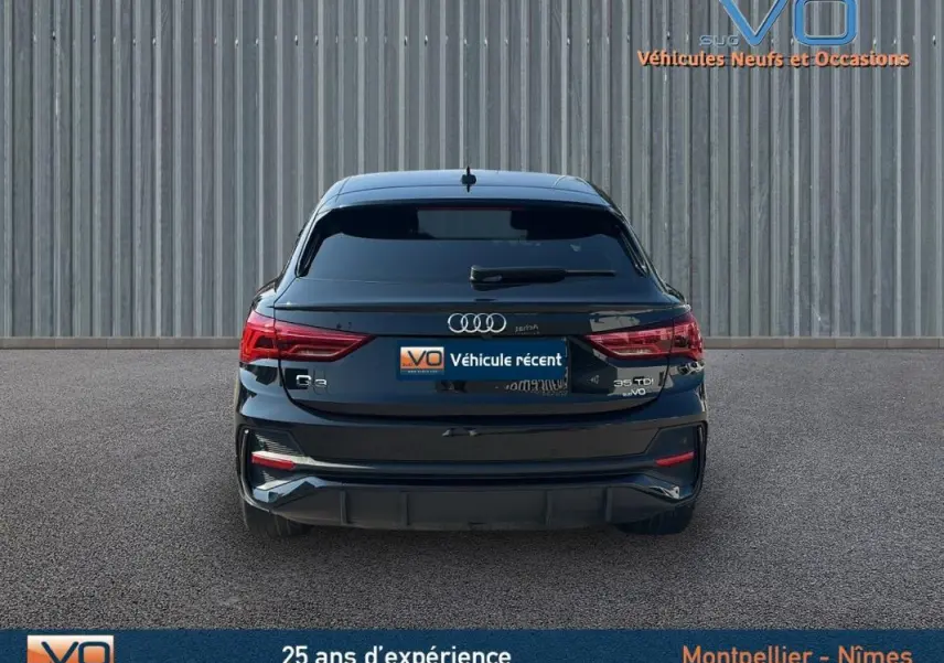 Vue arrière d'un Audi Q3 Sportback noir 2020 avec badges 35 TDI et finition S line visible sur le hayon.