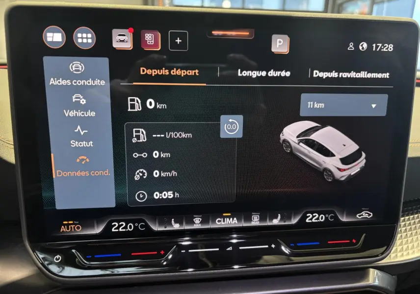 Écran tactile intérieur affichant les données de conduite d’une CUPRA Leon gris magnetic vue en 3/4 arrière.