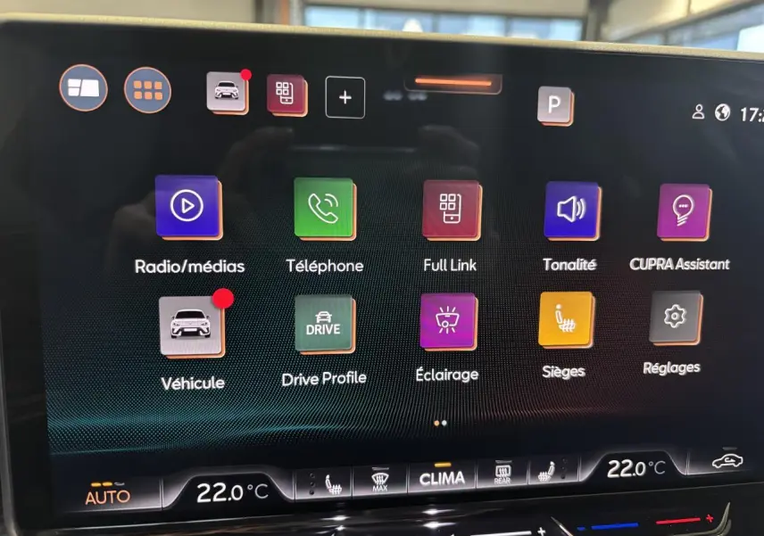 Écran tactile intérieur de la CUPRA Leon 2.0 TDI 2026 affichant les options de contrôle du véhicule et climatisation à 22°C.