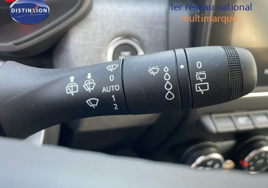 Gros plan sur la commande d’essuie-glace noire dans l’habitacle de la Renault Clio Evolution Blue dCi 100.