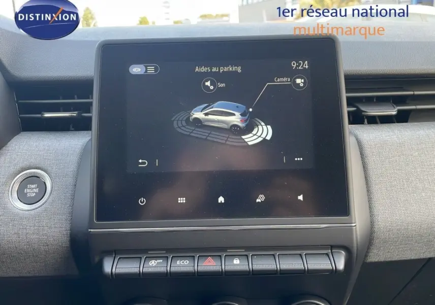 Vue rapprochée de l’écran tactile central de la Renault Clio Evolution Blue dCi 100, affichant l’aide au parking.