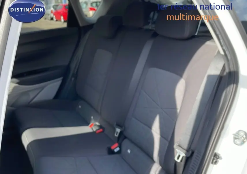 Vue intérieure sur les sièges arrière gris foncé d'une Hyundai Bayon blanc polaire avec porte arrière ouverte.