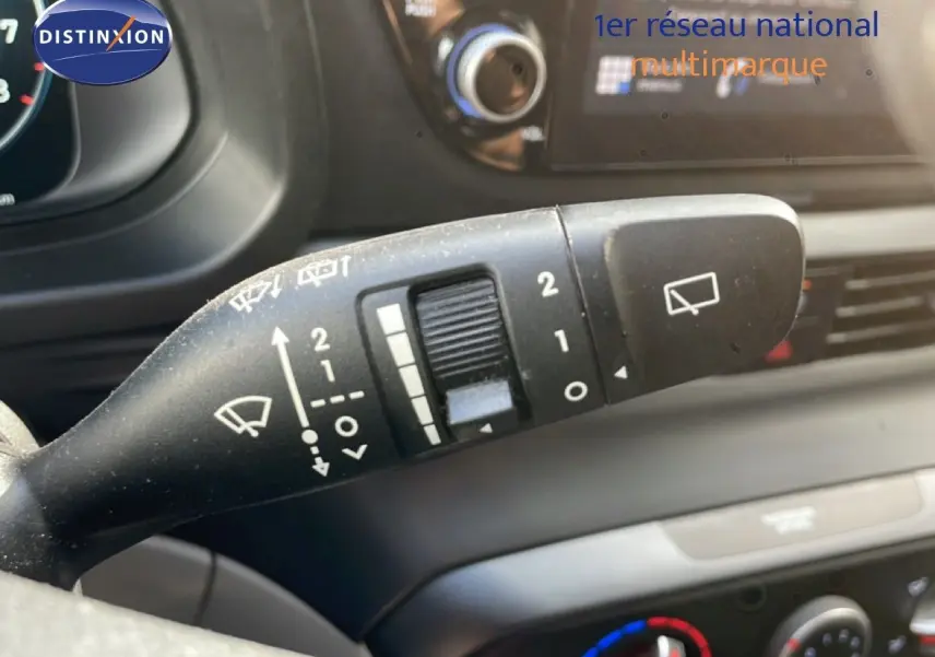 Gros plan sur la commande d’essuie-glace à gauche du volant dans l’habitacle d’une Hyundai Bayon blanc polaire 2022.