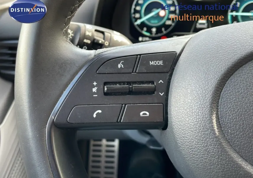 Gros plan sur le volant noir de la Hyundai Bayon 2022 avec commandes audio et téléphone intégrées.