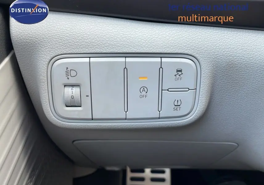 Gros plan sur les commandes grises du tableau de bord côté conducteur du Hyundai Bayon blanc polaire 2022.