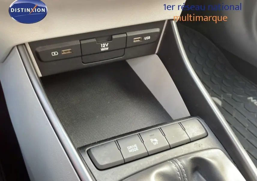 Gros plan sur la console centrale du Hyundai Bayon 2022, montrant les ports USB, prise 12V et boutons de commande.