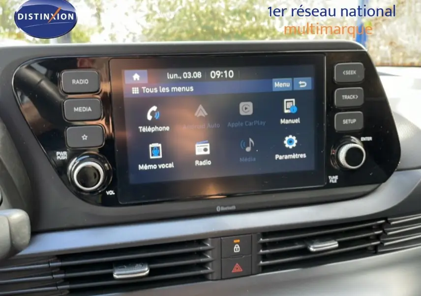 Écran tactile central du tableau de bord de la Hyundai Bayon 2022, affichant les menus multimédias et connectivité.