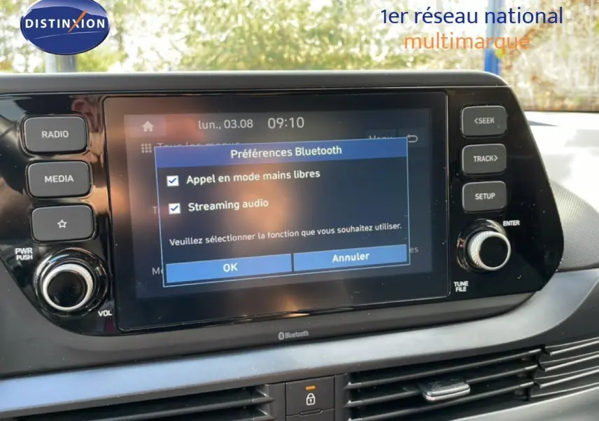 Vue rapprochée de l’écran tactile central du Hyundai Bayon 2022 blanc polaire affichant les préférences Bluetooth mains libres et streaming audio.