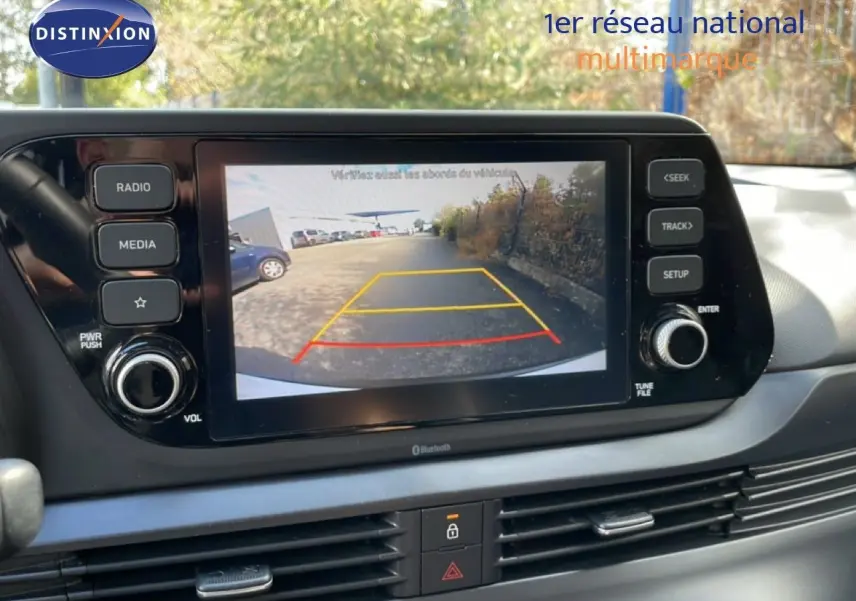 Vue intérieure du tableau de bord de la Hyundai Bayon 2022, écran central affichant la caméra de recul.