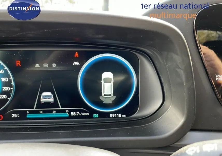 Tableau de bord numérique d'une Hyundai Bayon blanc polaire, affichant la caméra de recul et les aides à la conduite.