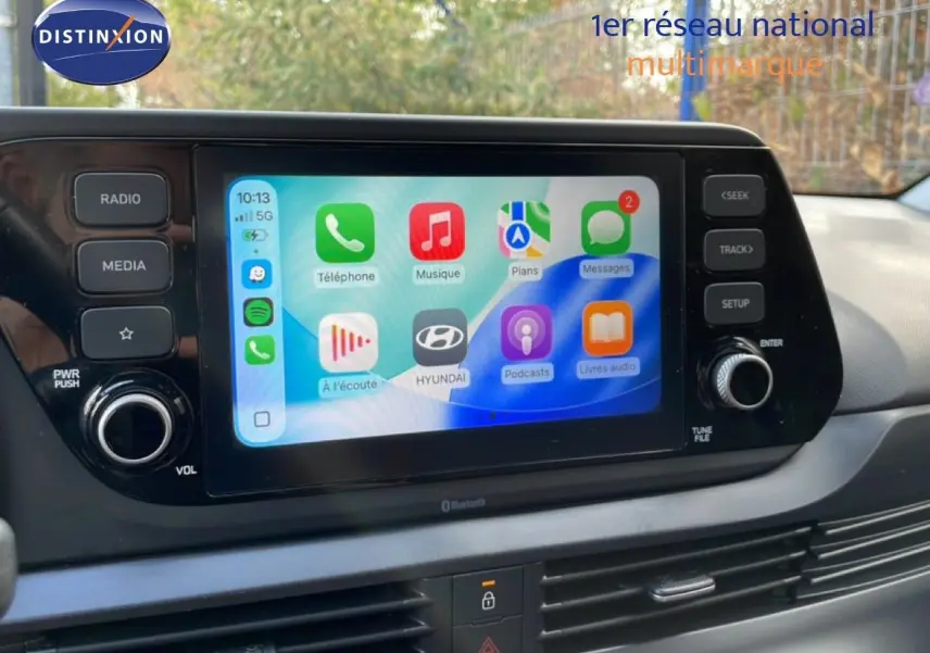 Écran tactile central du Hyundai Bayon 2022 affichant des applications, avec commandes audio autour, vue intérieure frontale.