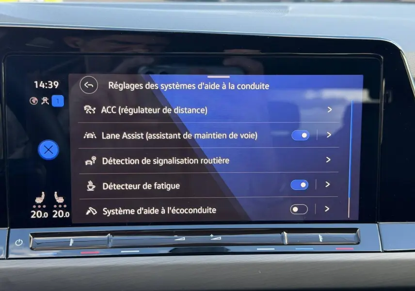 Écran tactile intérieur de la Volkswagen Golf 2024 affichant les réglages des aides à la conduite.
