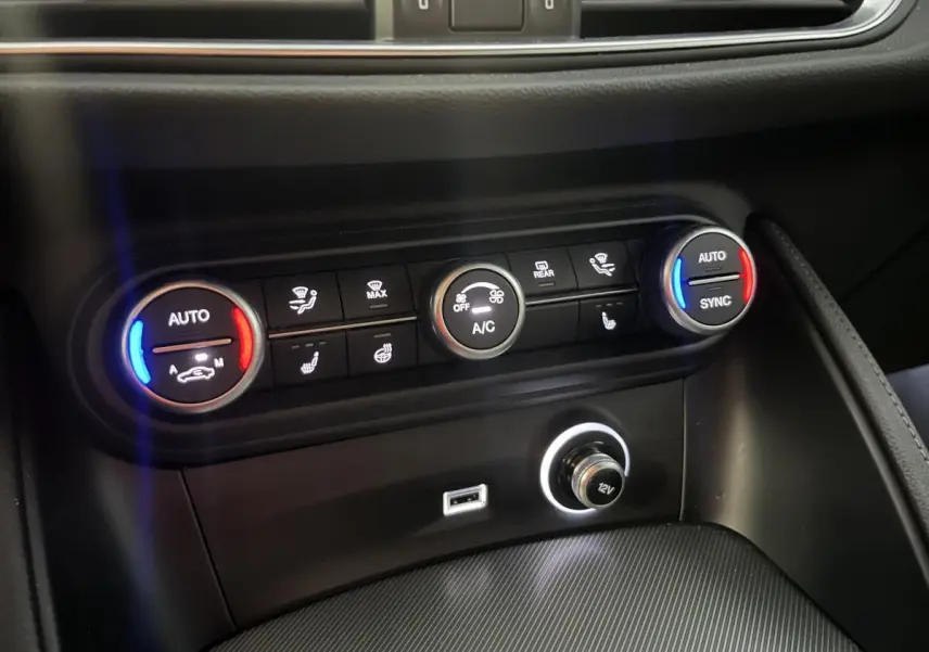 Panneau de commande de climatisation automatique avec réglages chauffants sur Alfa Romeo Stelvio noir 2024.