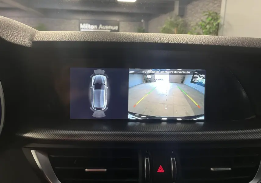Écran central affichant la caméra de recul et les capteurs de stationnement de l'Alfa Romeo Stelvio noir.
